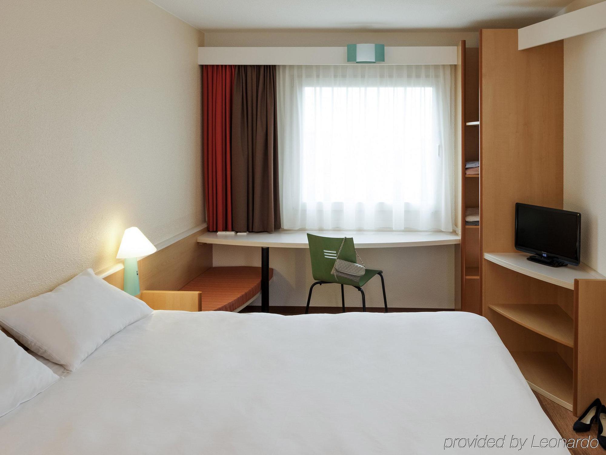 Ibis Lyon L'Isle D'Abeau Hotel ภายนอก รูปภาพ