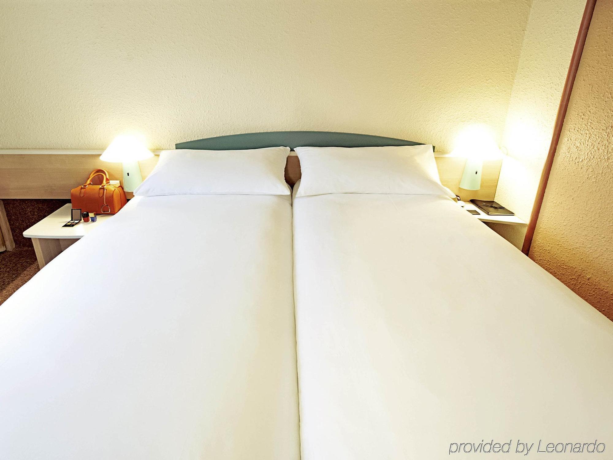 Ibis Lyon L'Isle D'Abeau Hotel ภายนอก รูปภาพ